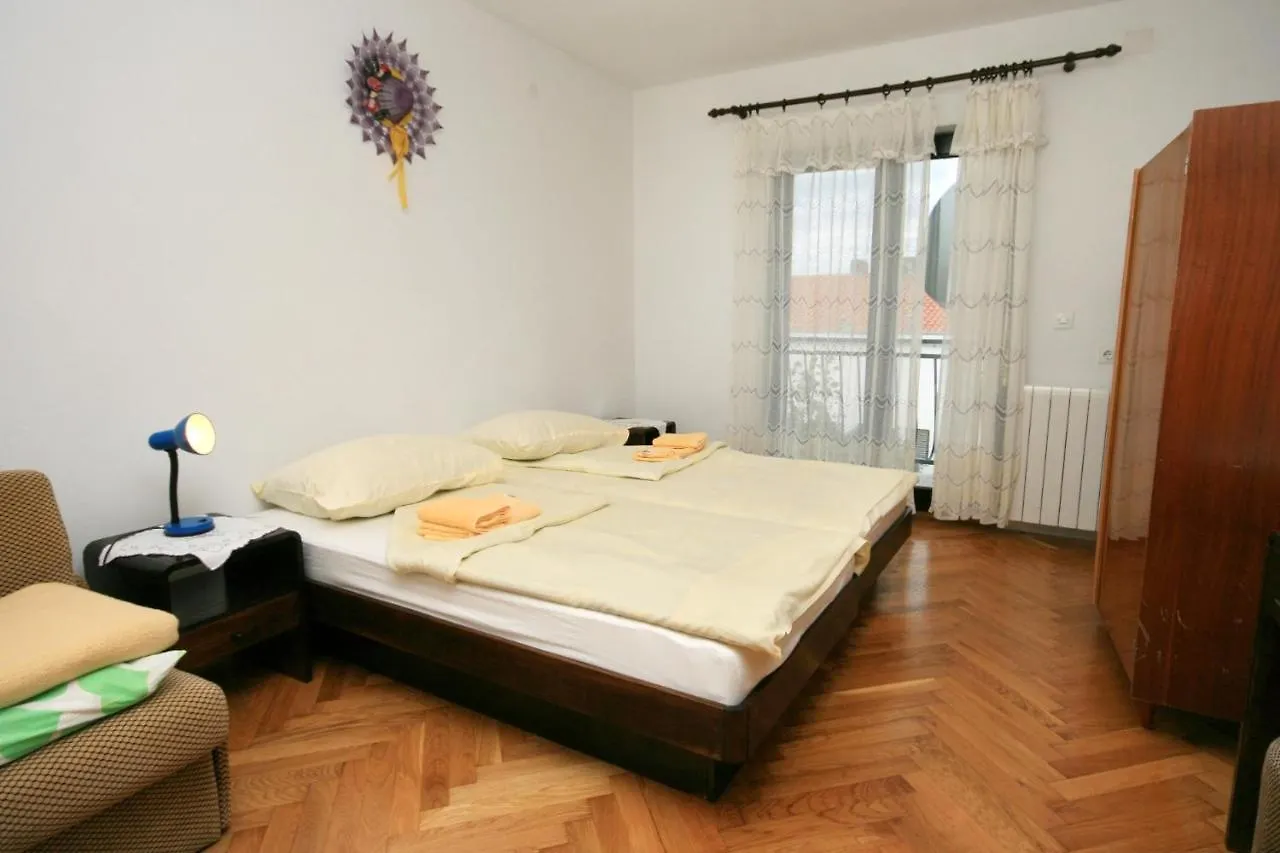 Apartments With A Parking Space Novi Vinodolski - 5514
