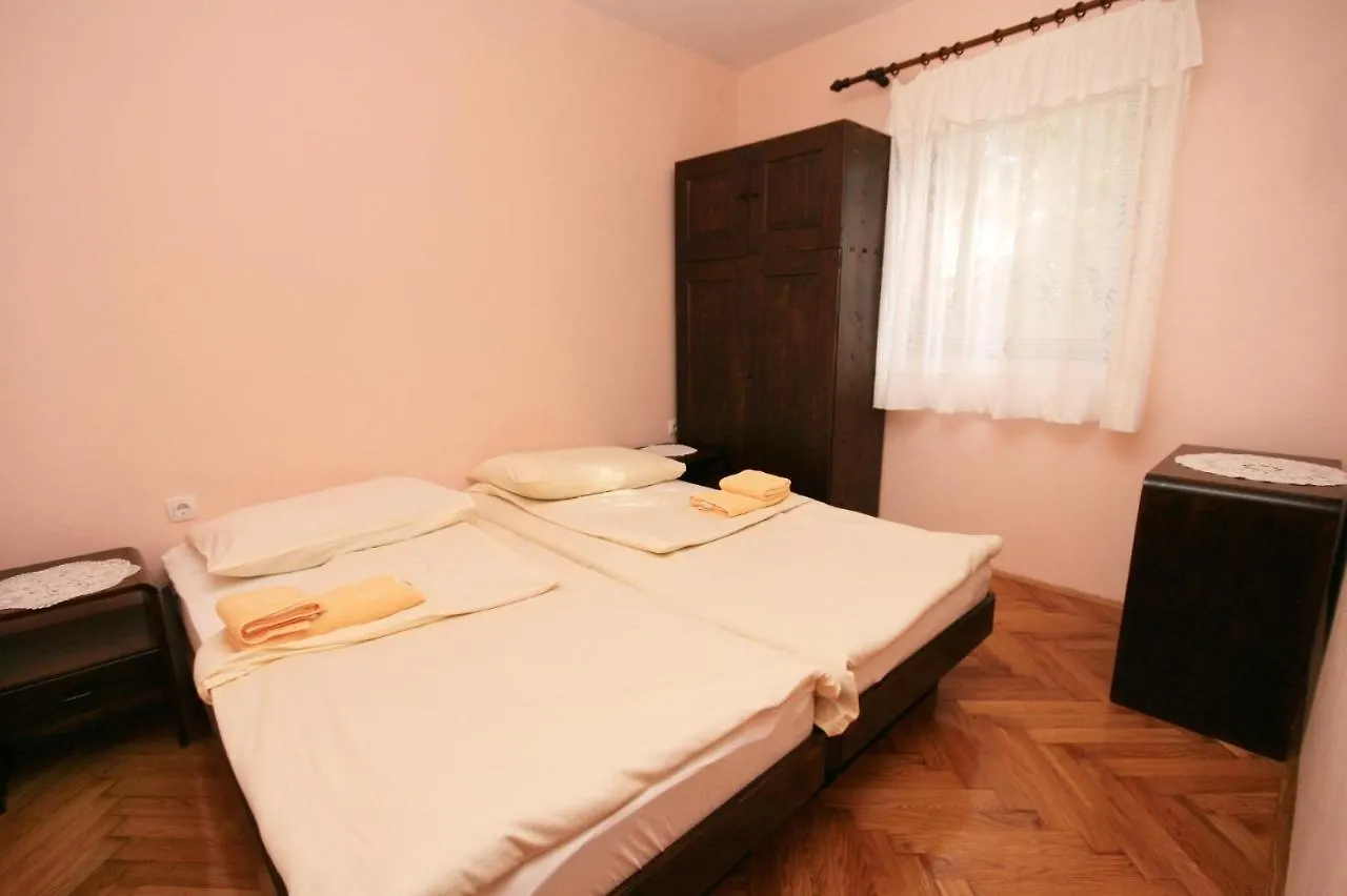 Apartments With A Parking Space Novi Vinodolski - 5514